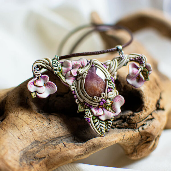 Collar colagante medallón arcilla hechoamano handmade artesanal artesano único arte útero feminismo feminista femenino mujer chica