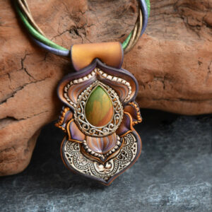 Collar colgante medallón necklace artesano artesanía handmade arte semipreciosa plata carmen dorado