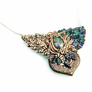medallón colgante collar cuero arcilla polimérica flor largo artesanía handmade bosque crisocola