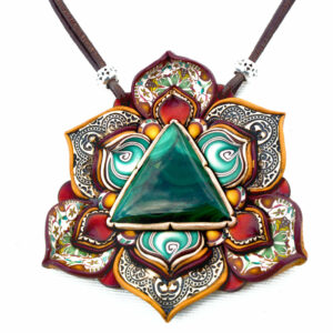 medallón colgante collar cuero arcilla polimérica flor largo artesanía handmade malaquita