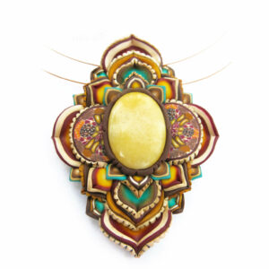 medallón colgante collar cuero arcilla polimérica flor largo artesanía handmade semipreciosa amarilla