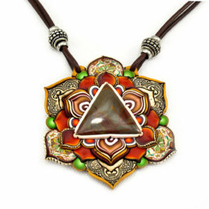 medallón colgante collar cuero arcilla polimérica flor largo artesanía handmade triángulo de piedra