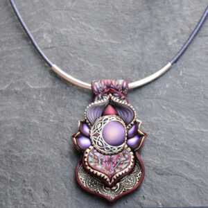 semipreciosa, lapislázuli, azul elegante joyería creativa collar colgante medallón artesanía artesanal cantabria plata luna celta violeta