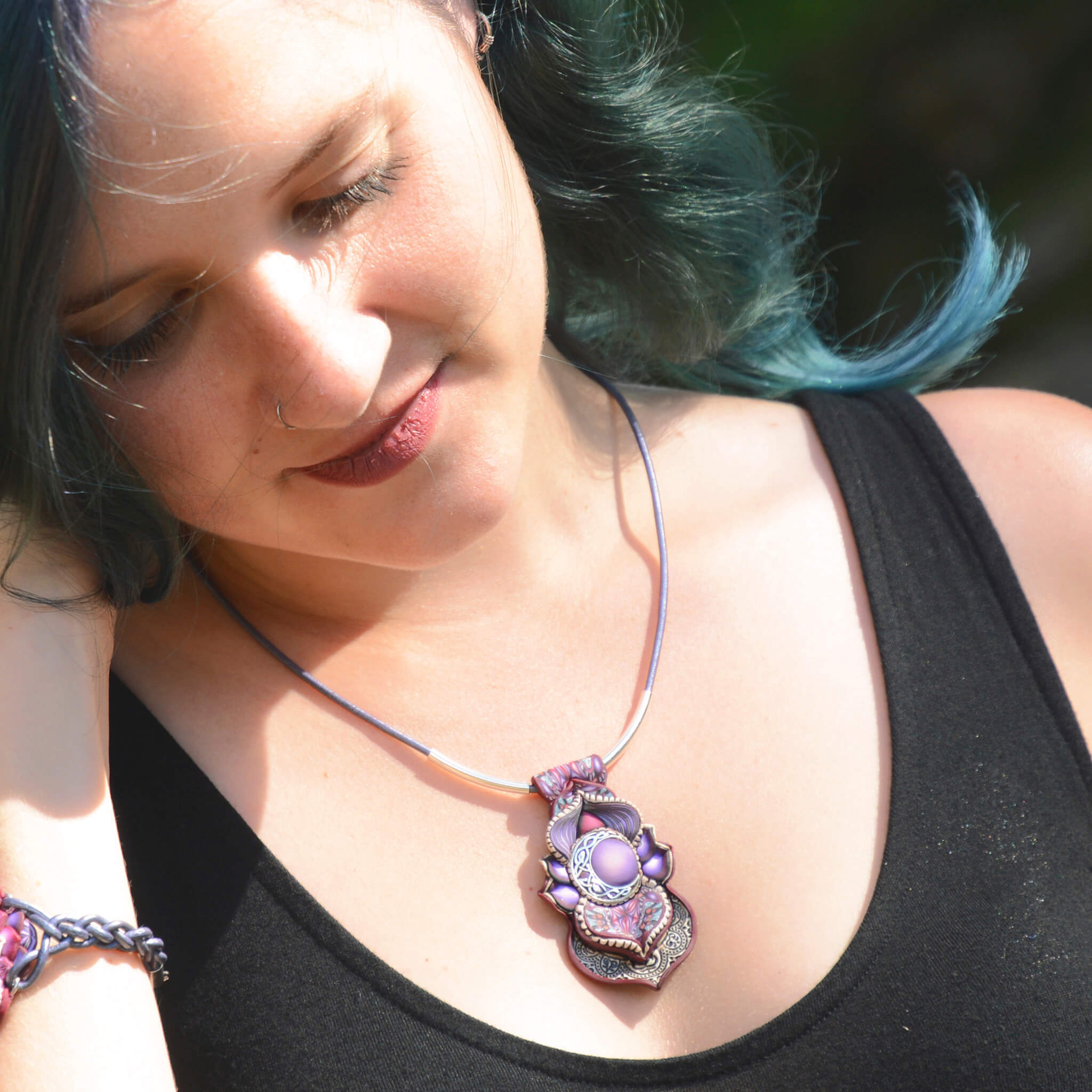 semipreciosa, lapislázuli, azul elegante joyería creativa collar colgante medallón artesanía artesanal cantabria plata luna celta violeta morado