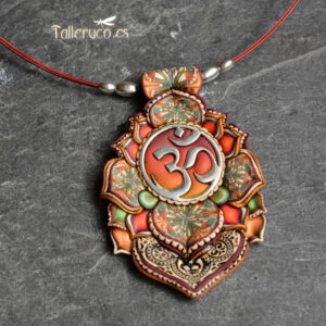 semipreciosa, lapislázuli, azul elegante joyería creativa collar colgante medallón artesanía artesanal cantabria plata om símbolo sagrado rojo
