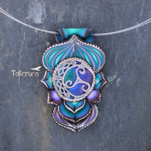 semipreciosa, lapislázuli, azul elegante joyería creativa collar colgante medallón artesanía artesanal cantabria plata símbolo trisquel triskel celta